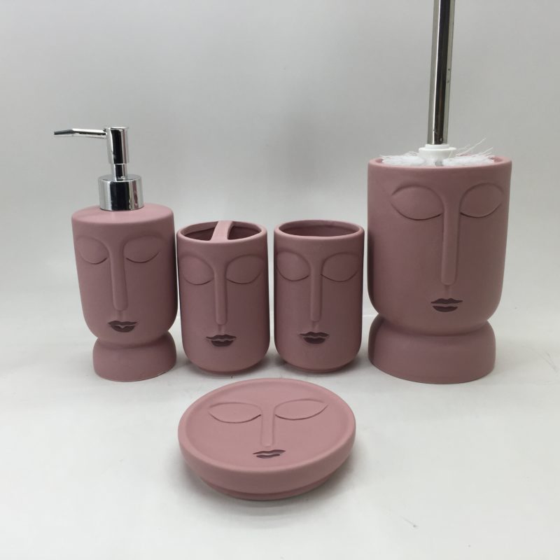 Wetern Rubber Painted Face Design Ceramic Bathroom Accessory Set